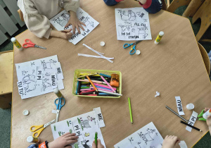 Dzieci wykonują kartę pracy z wybranymi sylabami.