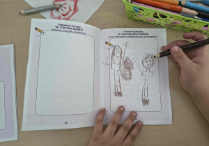 Dzieci rysują ilustracje złości.