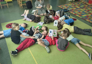 Dzieci słuchają opowiadania o złości.
