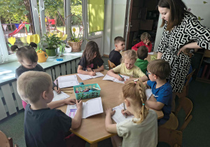 Dzieci wykonują prace związane z zajęciami o emocjach.