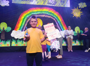 Dzieci z grupy Sówek i Biedronek na Festiwalu Piosenki pod hasłem "Kolorowy świat"