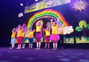 Dzieci występujące na Festiwalu Piosenki.