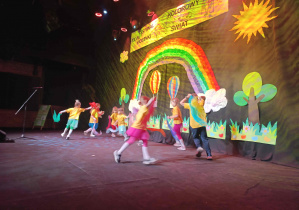 Występ dzieci na scenie podczas festiwalu piosenki.