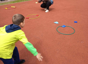 Dzieci z grupy Sówek i Biedronek na Olimpiadzie sportowej w PM 221