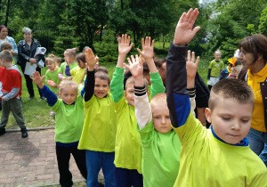 Dzieci sygnalizują ukończenie zadania.