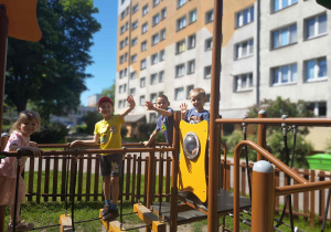 Dzieci bawią się na placu zabaw.