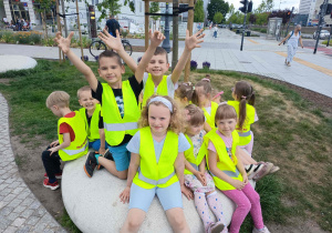 Dzieci podczas spaceru ulicą Piotrkowską.