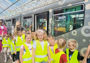 Dzieci stoją przed wynajętym tramwajem.
