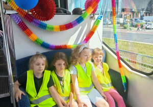 Dziewczynki biorace udział w przejażdżce tramwajem w ramach obchodów Dnia Dziecka.
