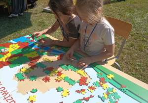 Dziewczynki układają puzzle - Województwo Łodzkie.