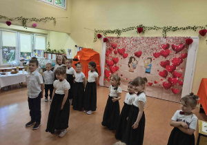 Dzieci prezentują wiersze o Mamie i Tacie.