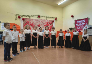 Dzieci witają zaproszonych Rodziców.
