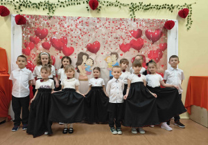 Zdjęcie grupowe dzieci przed rozpoczęciem uroczystości z okazji Dnia Rodziny.