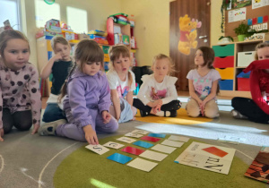Dzieci układają schematy wyrazów za pomocą kartoników.