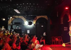 Pokaz iluminacji świetlnych w teatrze.