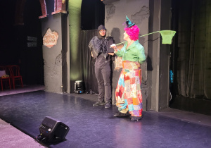 Aktorzy odgrywają swoje role na scenie.