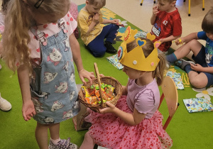 Dziewczynka składa Weronice życzenia.