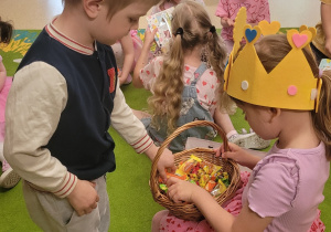 Chłopiec wybiera cukierka urodzinowego.