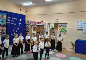 Chłopcy z młodszej grupy prezentują swoje umiejętności artystyczne.