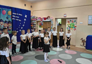 Młodsze dzieci żegnają starszaków.