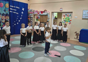 Starszak prezentuje przygotowany wiersz.