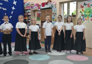 Starszaki z grupy sówek śpiewają piosenkę na pożegnanie przedszkola.