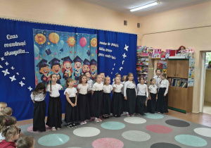 Wspólne zdjęcie dzieci na zakończenie tańca.