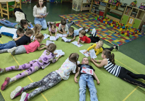 Dzieci słuchają czytanej bajki o emocjach.