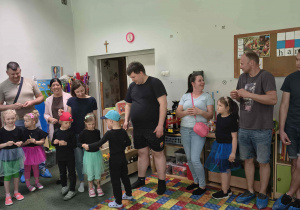 Dzieci wraz z rodzicami podczas zabawy ruchowej.