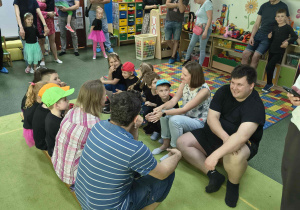 Ilustrowanie opowiadania ruchem przez rodziców i dzieci.