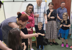 Udział dzieci i rodziców w zabawie integracyjnej.