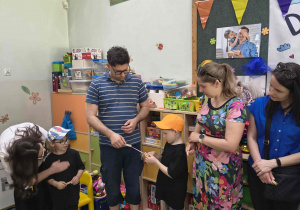 Wspólna zabawa rodziców i dzieci.