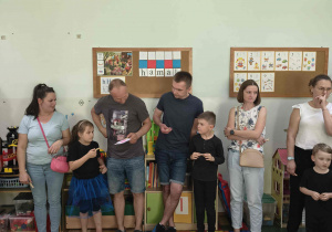 Zabawa rodziców i dzieci.