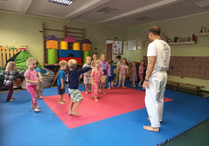 Dzieci uczestniczą w rozgrzewce.