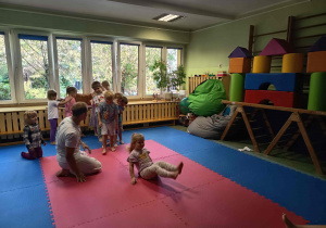Dzieci uczestniczą w zajęciach ruchowych z judo.