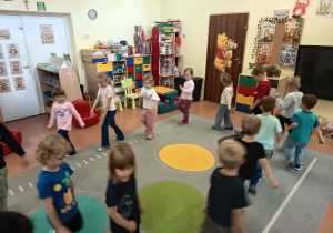 Dzieci bawią się przy piosence o kropce.
