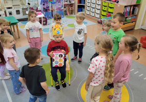 Dzieci śpiewają wspólnie sto lat dla jubilata.