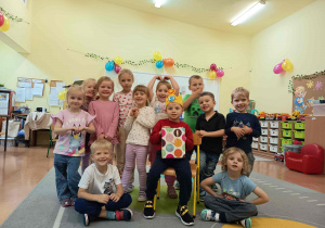 Zdjęcie grupowe dzieci podczas urodzin.