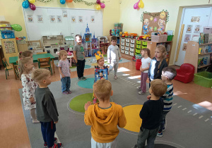 Dzieci śpiewają sto lat koleżance.
