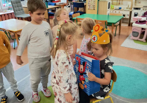 Dzieci składają życzenia jubilatce.