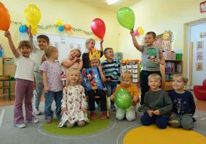 Zdjęcie grupowe dzieci podczas urodzin.