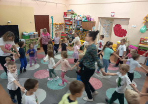 Dzieci bawiące się w kole.