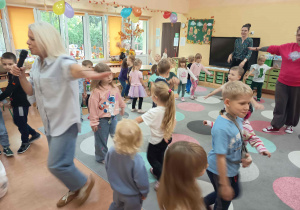 Dzieci biorą udział w zabawie ruchowej z okazji Dnia Przedszkolaka.