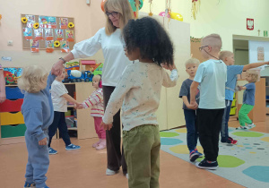 Grupa dzieci podczas zorganizowanej zabawy ruchowej.