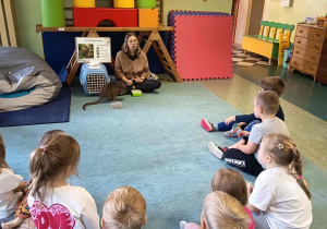 Zajęcia edukacyjne z udziałem żywego zwierzęcia - kangur.