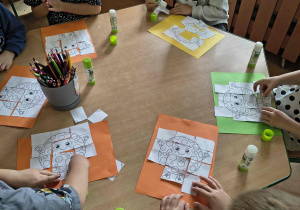 Dzieci układają puzzle z okazji Dnia Kropki.