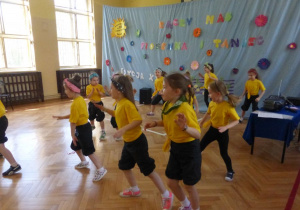 Dzieci prezentują przygotowany układ taneczny.