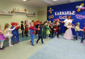 Dzieci uczestniczą w zabawach tanecznych.