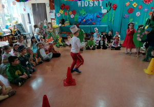 Bal wiosny - udział dzieci w konkurencji sportowej.