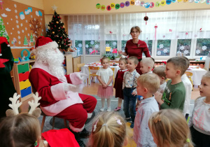 Mikołaj odwiedza dzieci w grupie "Sowy".